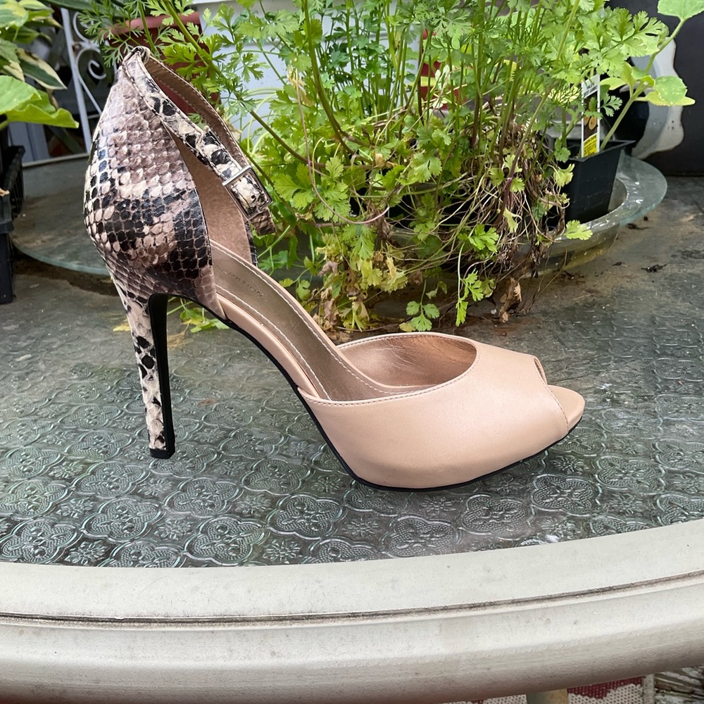 Fabulous BCBG Size 7.5 Ankle Strap Heels in Combination Snake and Cream Color